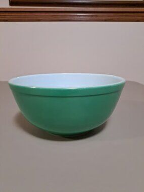 Pyrex Vintage Primary Color Green TM Reg 2 1/2 Quart Mixing Serving Bowl